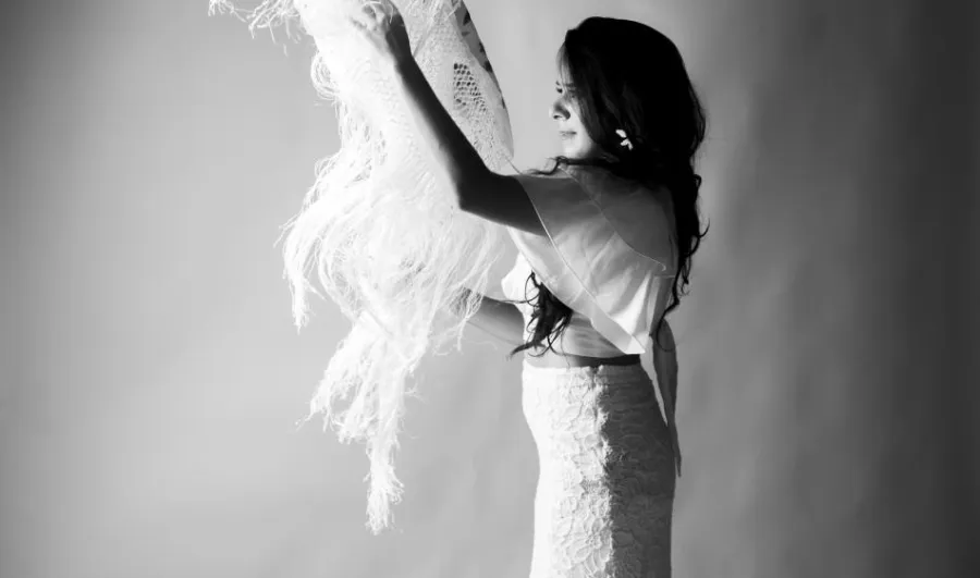 Bailaora sostiene un mantón de Manila en una fotografía en blanco y negro