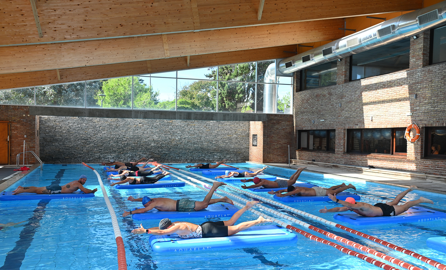 Vista general de una clase de Aquaflat en la piscina interior
