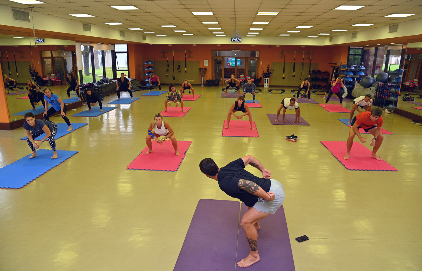 Clase grupal de Gimnasia Natural Move en una sala del Club