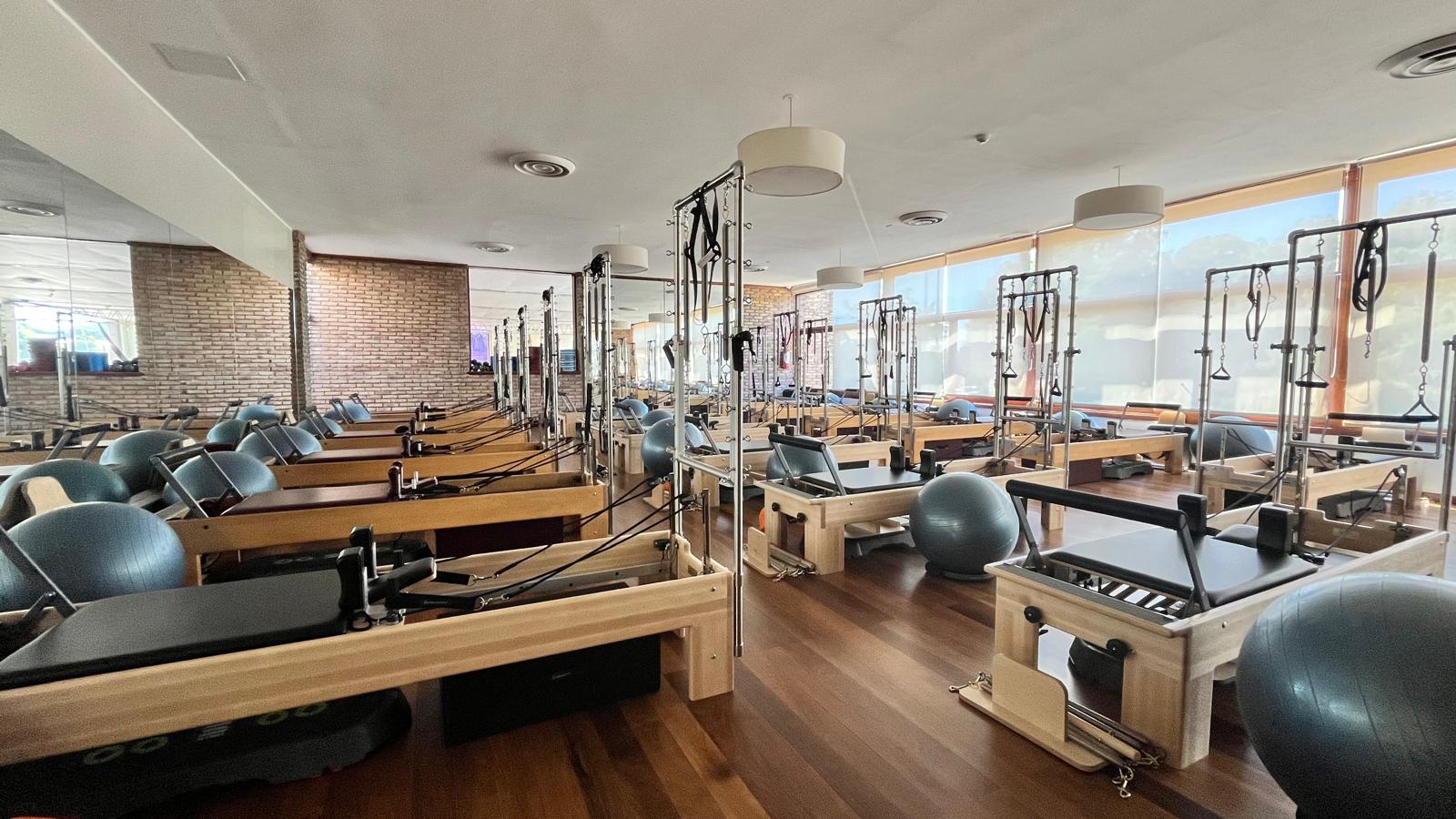 Vista general de los equipos de la sala de Pilates Reformer