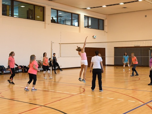 Partido de vóleibol disputado en el gimnasio del Club