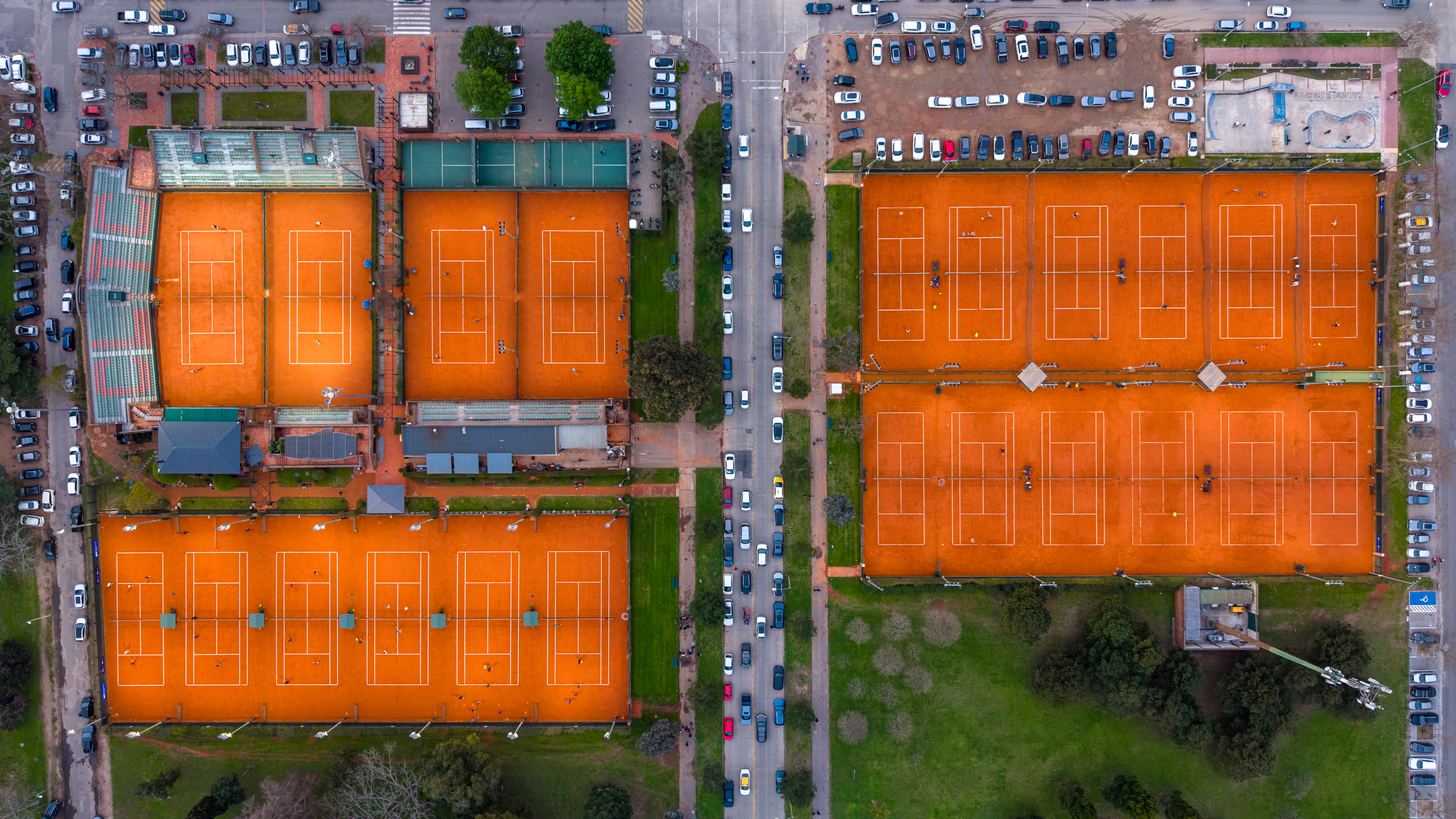 Vista aérea cenital de las veintidós canchas de tenis de la Sede Carrasco