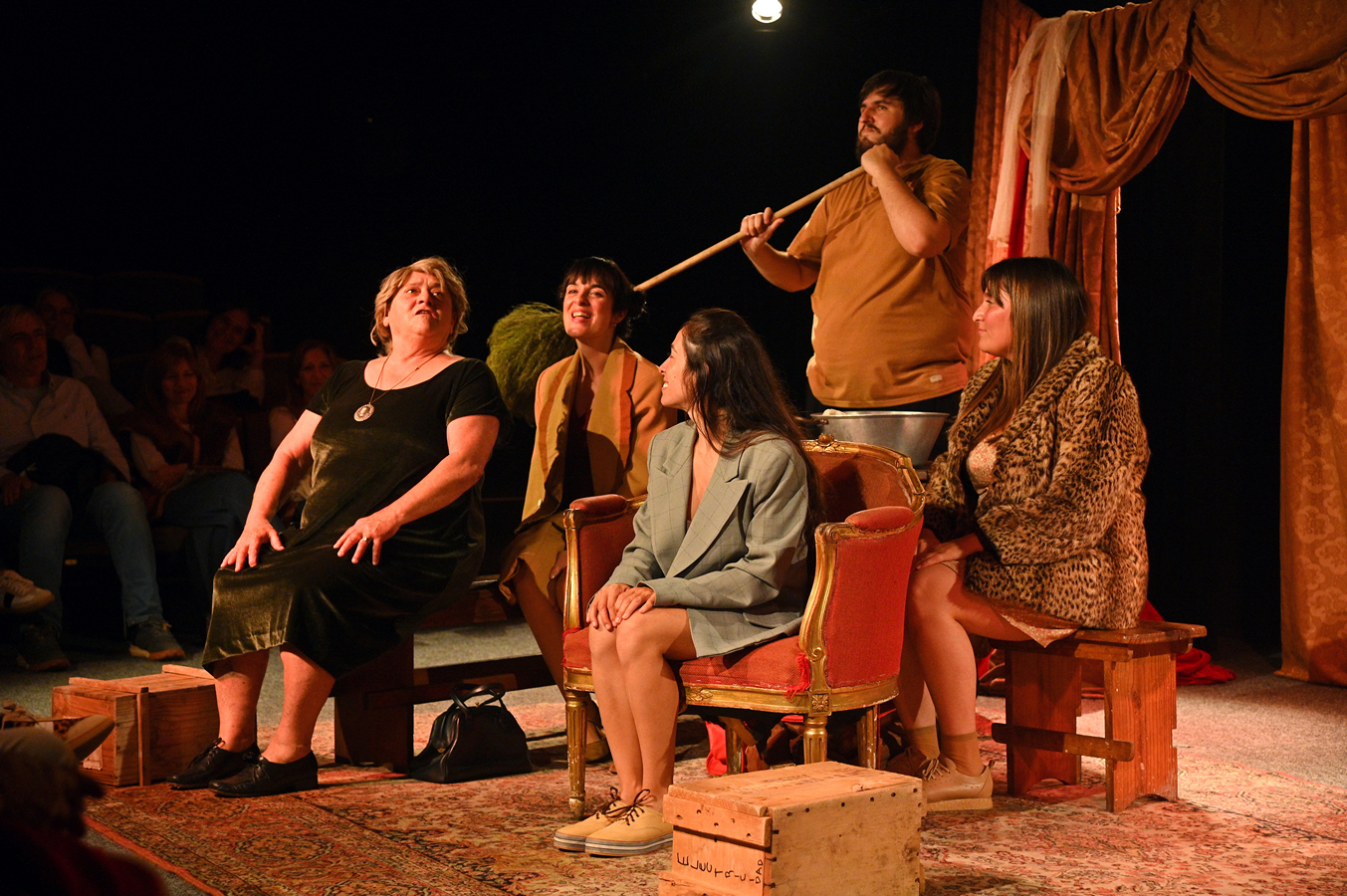 Elenco durante una representación en el Teatro Antonio Larreta