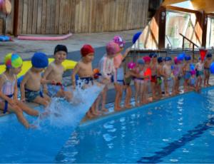 Niños durante una clase de Natación en la piscina del Club