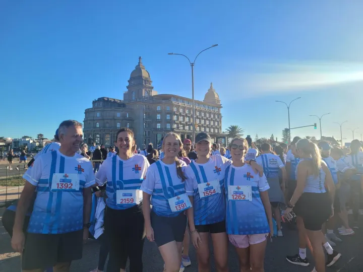 Integrantes del Grupo de corredores del Club reunidos antes de una competencia en Montevideo
