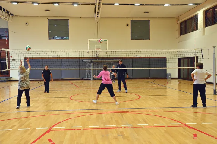 Socios practicando Newcom en el gimnasio del Club