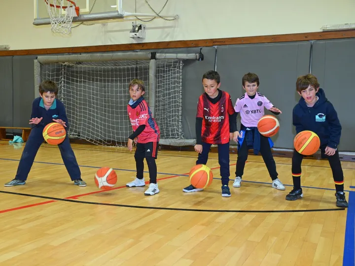 Niños participando en una actividad de Educación Física Inicial en el Club