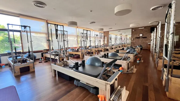 Vista de la sala y los equipos de Pilates Reformer del Carrasco Lawn Tennis Club