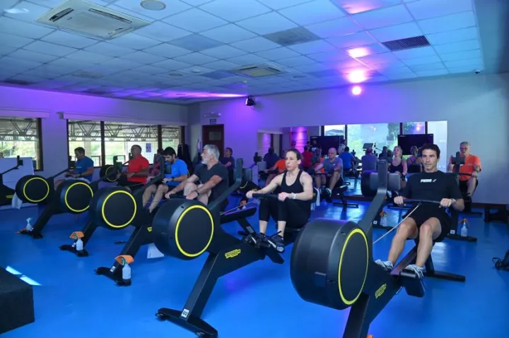 Socios practicando Remo Indoor en una clase grupal del Club