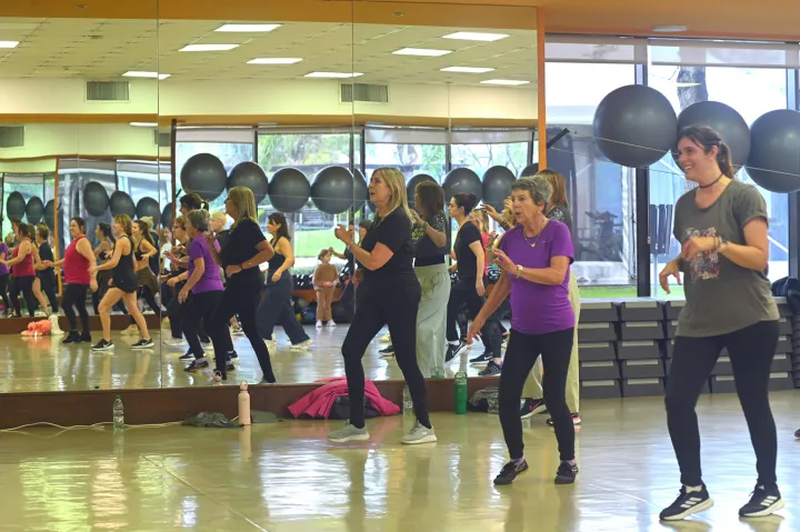 Grupo de socias siguiendo una coreografía durante una clase de Ritmos