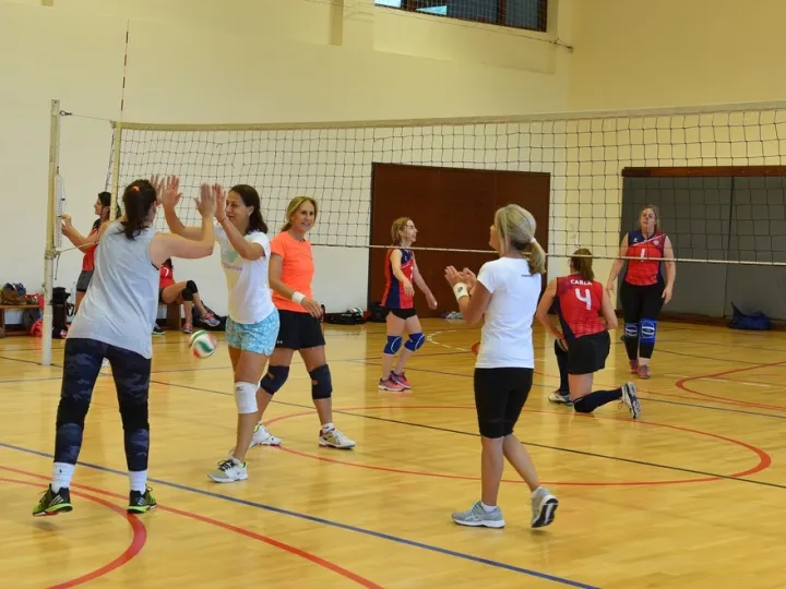 Socias celebrando un punto durante un partido de vóleibol en el Club