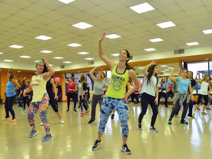 Clase grupal de Zumba en una sala del Club
