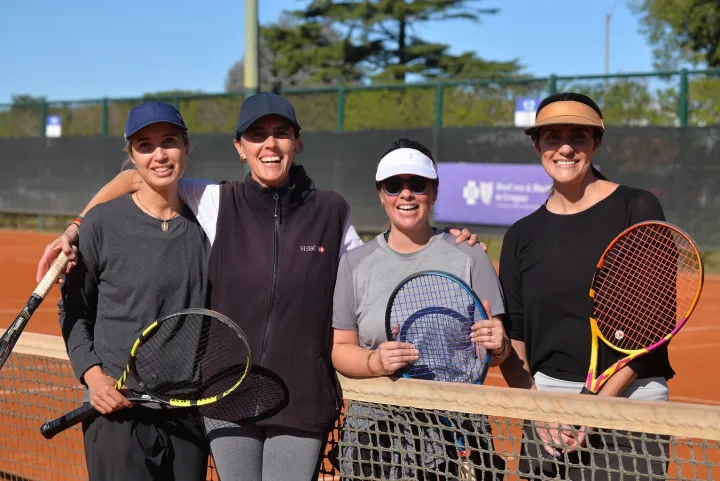 Partido de tenis social en las canchas del Club