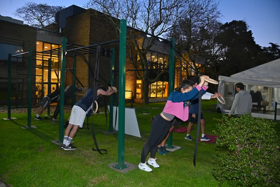 Clase de calistenia en el Carrasco Lawn Tennis Club