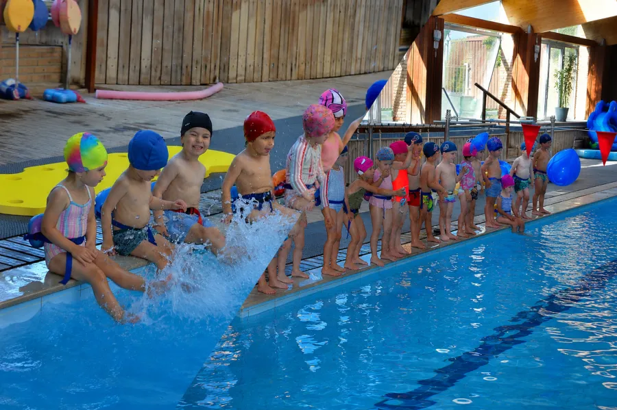 Niños durante una clase de Natación en la piscina del Club