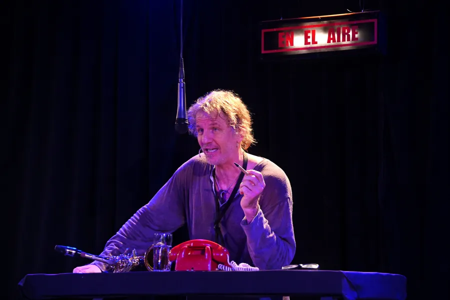 Facundo Arana durante su espectáculo En el Aire en el Teatro Antonio Larreta