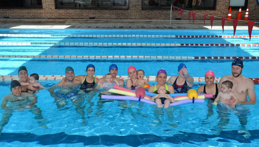 Familias con bebés durante una actividad de Matronatación en la piscina del Club