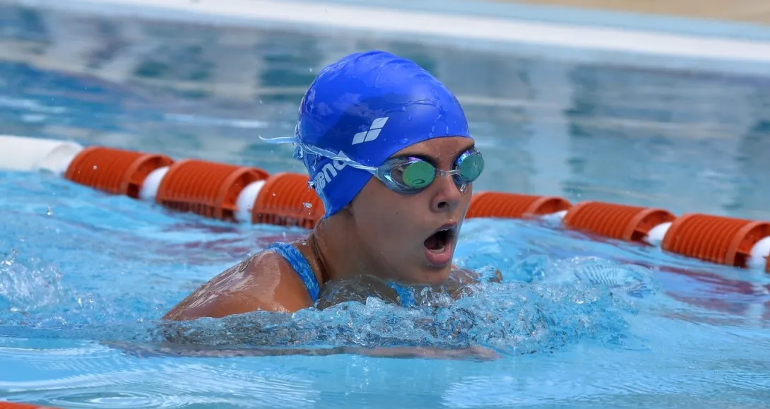 Nadadora durante una clase de natación en el Carrasco Lawn Tennis Club