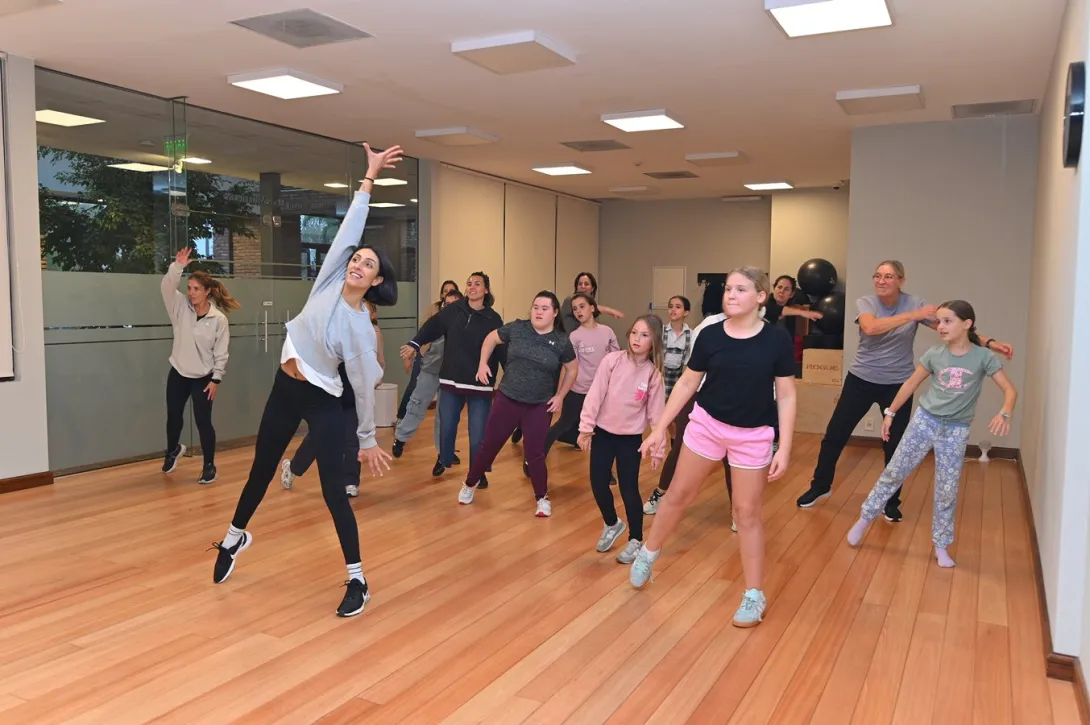 Niños siguiendo una coreografía durante una clase de baile en el Club