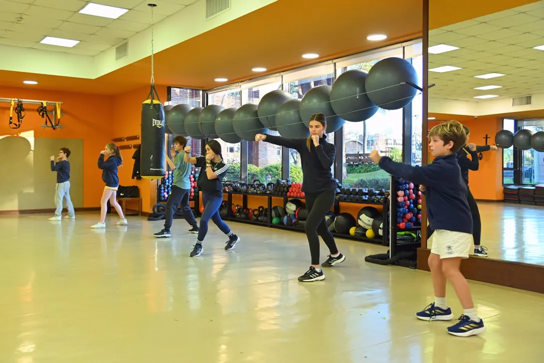 Jóvenes practicando técnica de boxeo sin contacto durante una clase en el Club