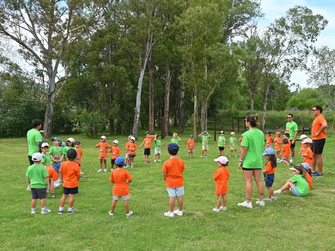 Ronda de niños al aire libre durante la colonia de vacaciones