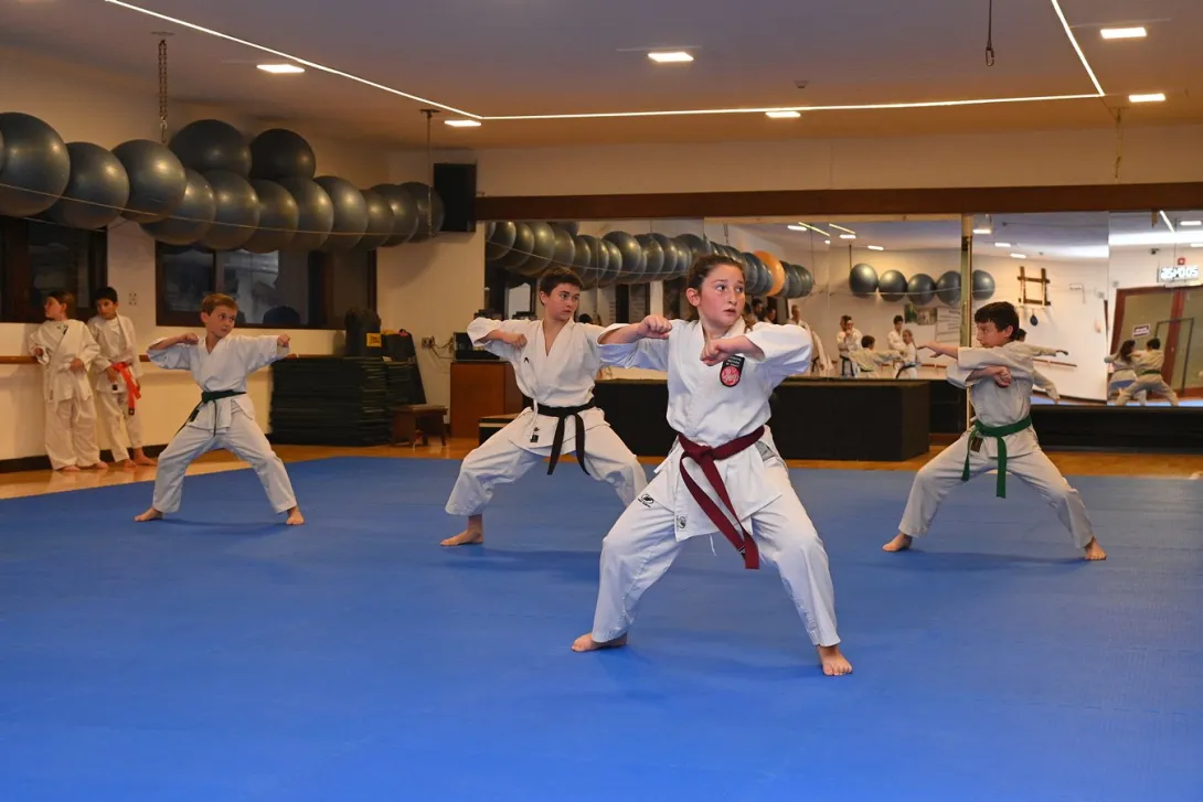 Niños practicando una secuencia técnica de karate en el Club