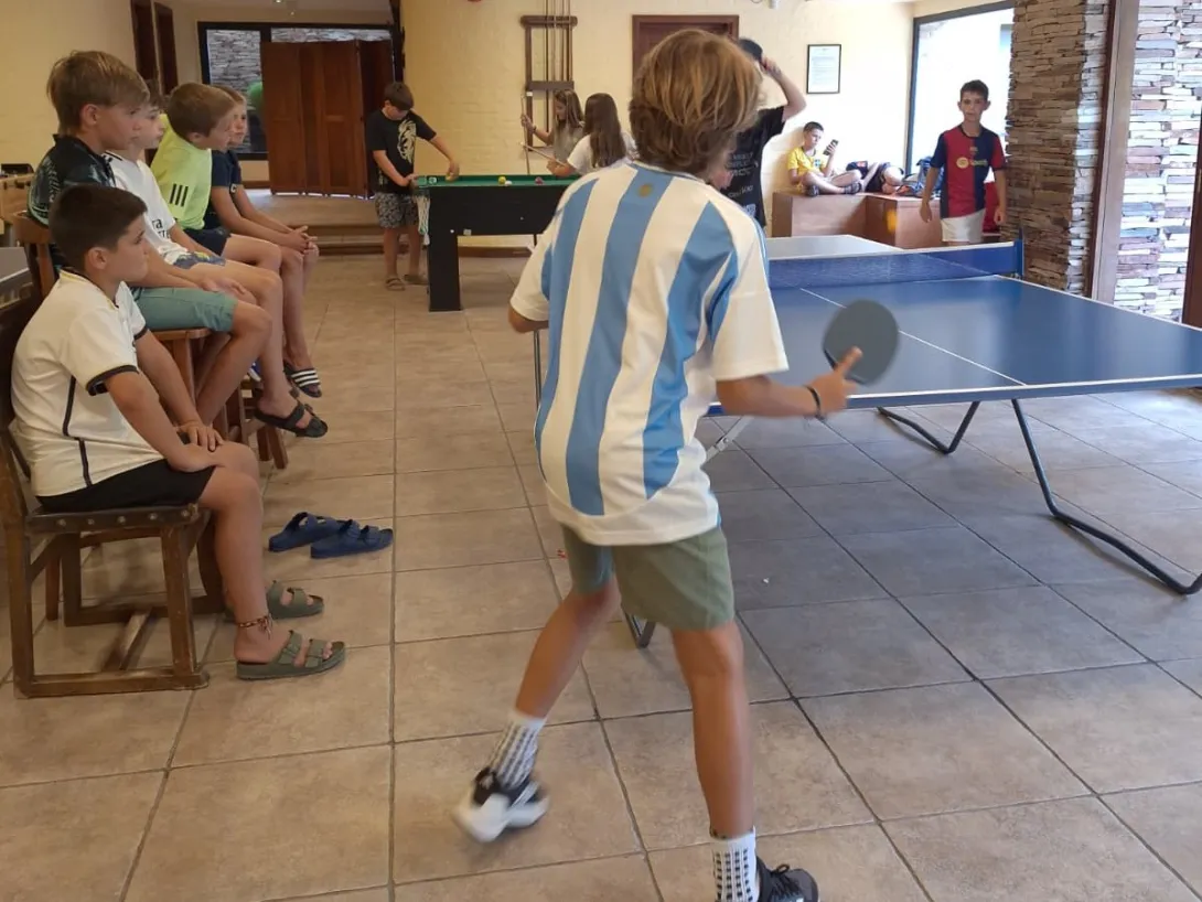 Jóvenes jugando ping pong en la sala de jóvenes en el Club