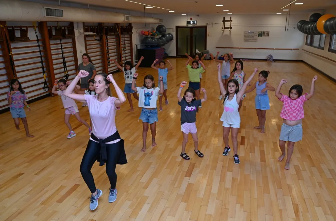 Niñas siguiendo una coreografía durante una clase de Total Dance