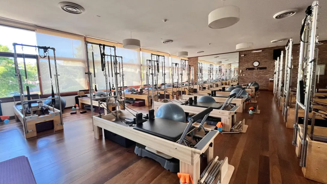 Vista de la sala y los equipos de Pilates Reformer del Carrasco Lawn Tennis Club