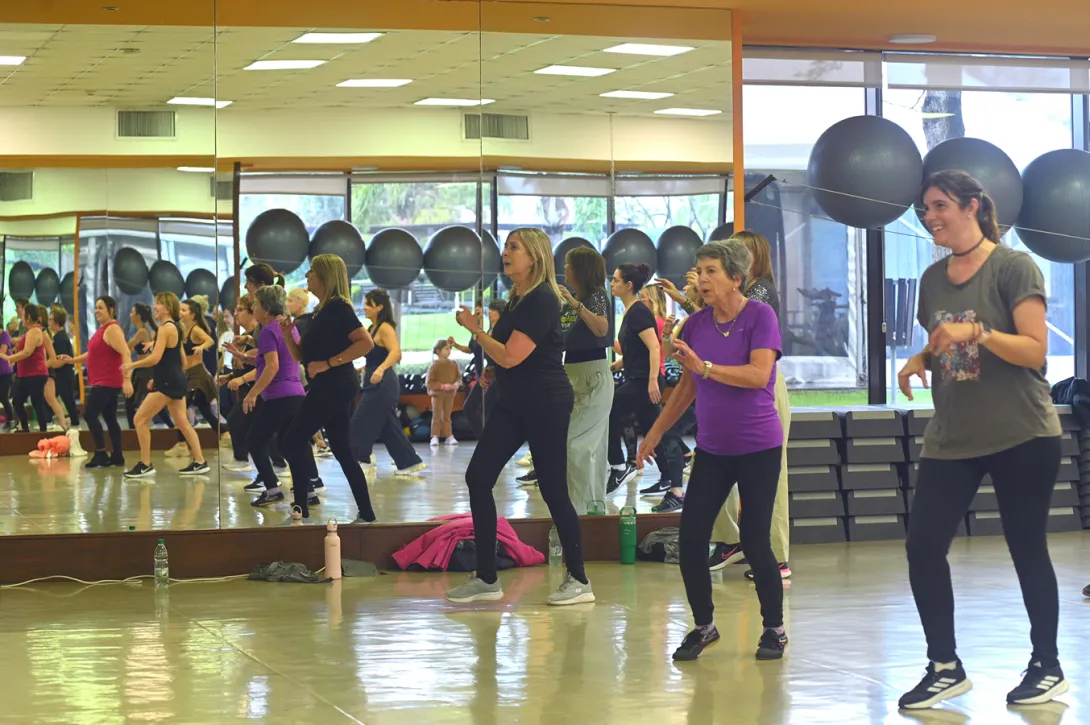 Grupo de socias siguiendo una coreografía durante una clase de Ritmos