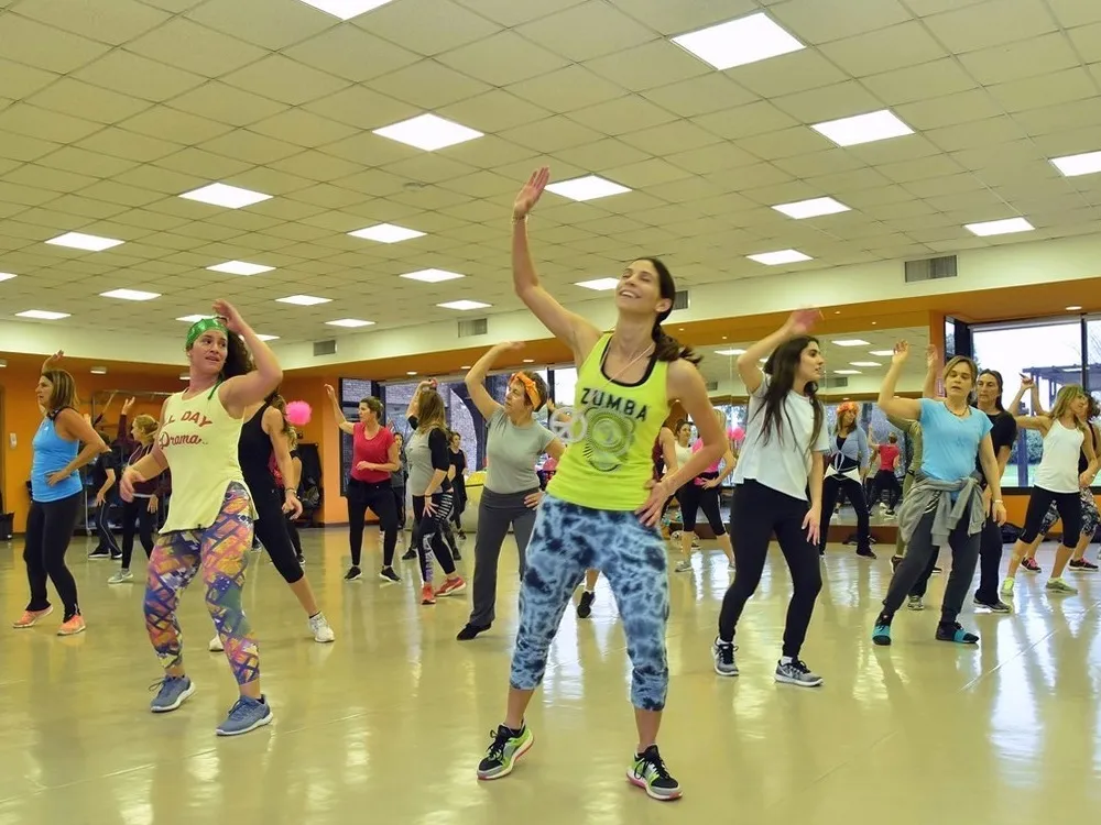 Clase grupal de Zumba en una sala del Club