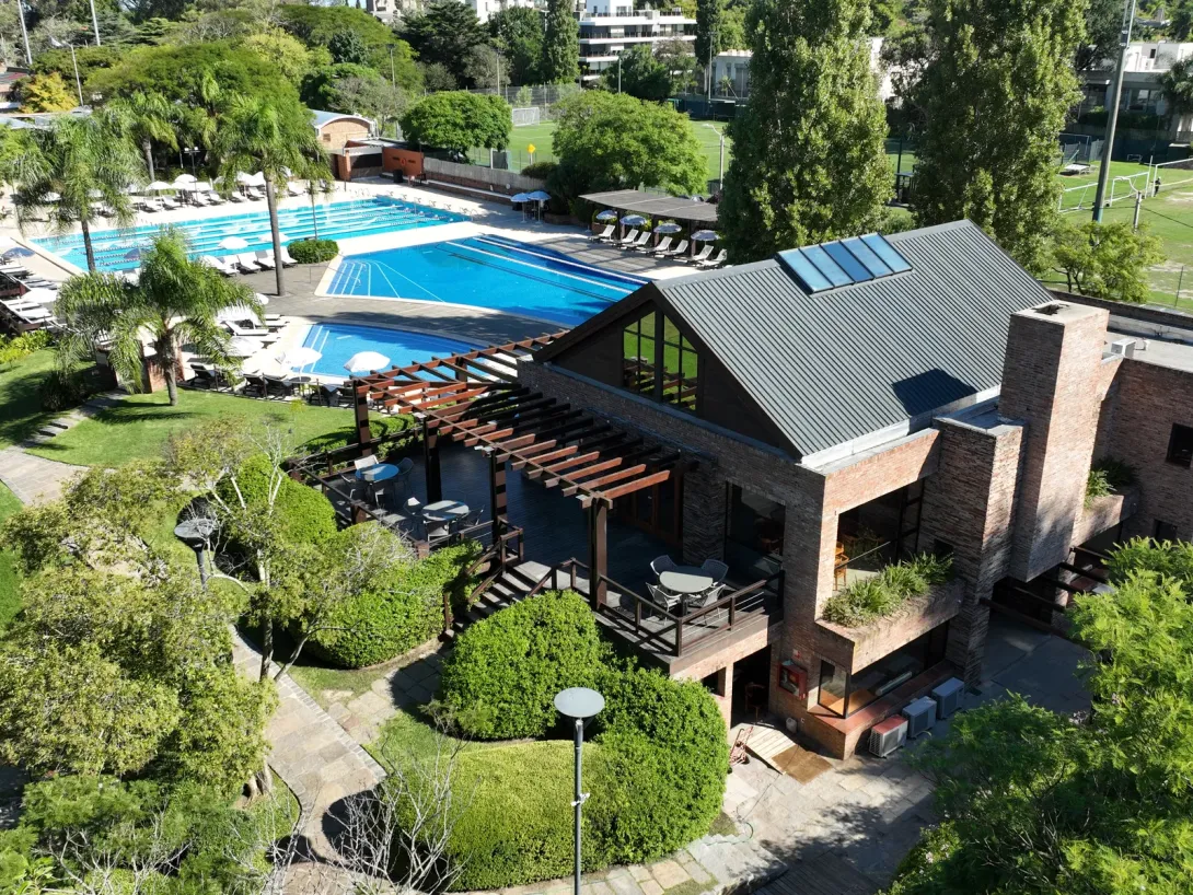 Vista aérea de la Barbacoa Match Point junto a las piscinas y jardines de la Sede Carrasco