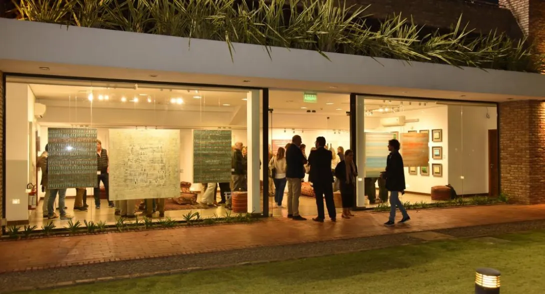 Exposición en Espacio Arte vista desde el jardín