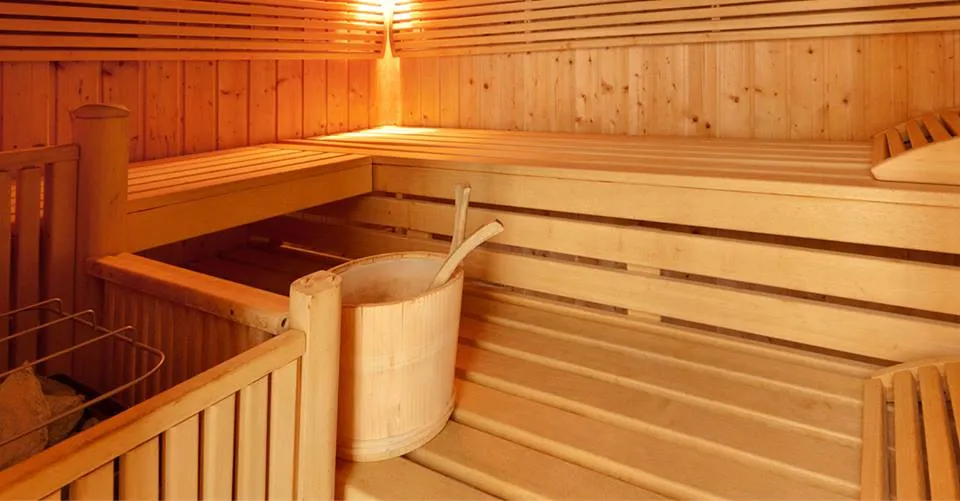 Interior de un sauna seco con bancos de madera