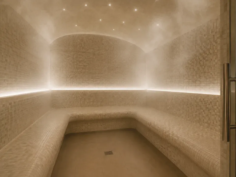 Interior revestido en mosaicos del sauna húmedo de la Sede Carrasco