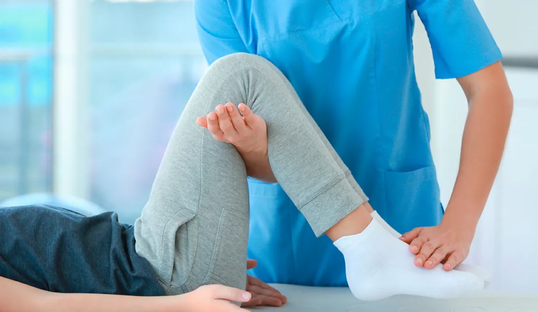 Profesional realizando una sesión de fisioterapia en una pierna