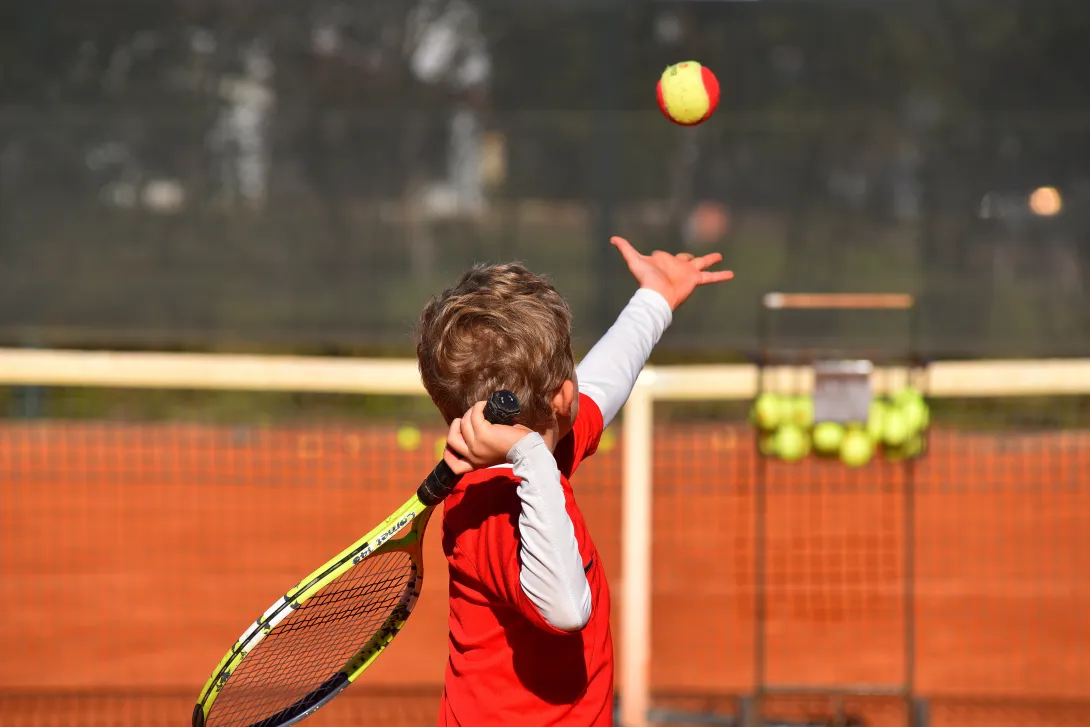 Niños durante una actividad de tenis formativo en el Club