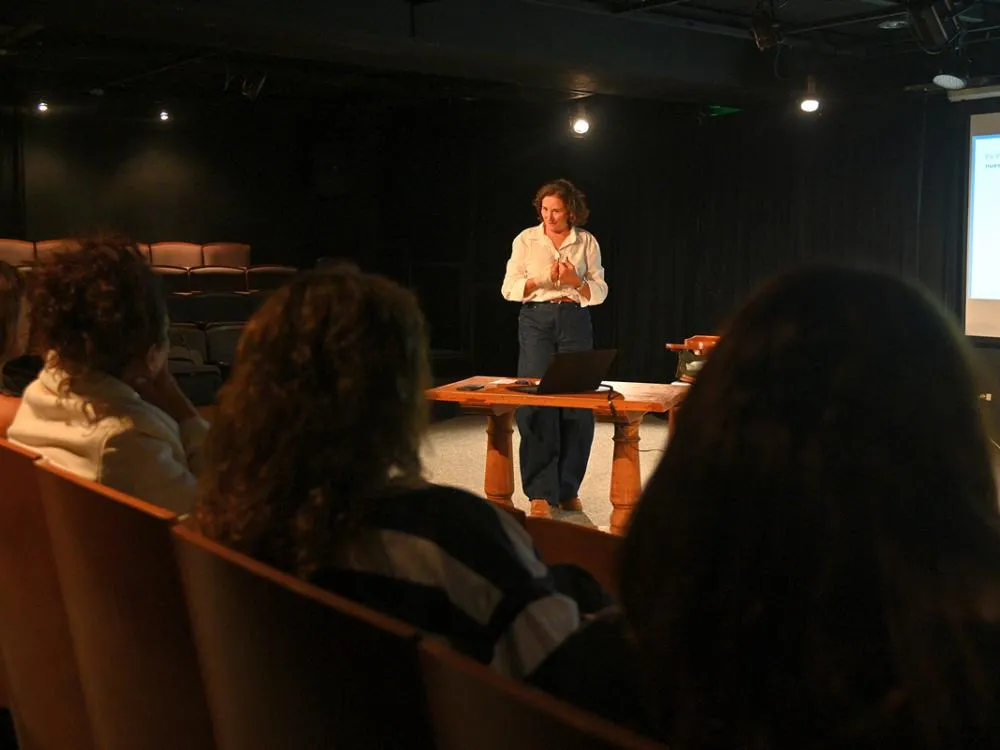 Inés Ruíz durante la charla sobre bienestar y crecimiento personal
