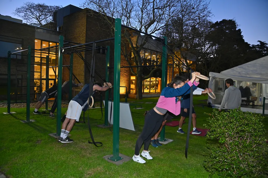 Clase de calistenia en el Carrasco Lawn Tennis Club