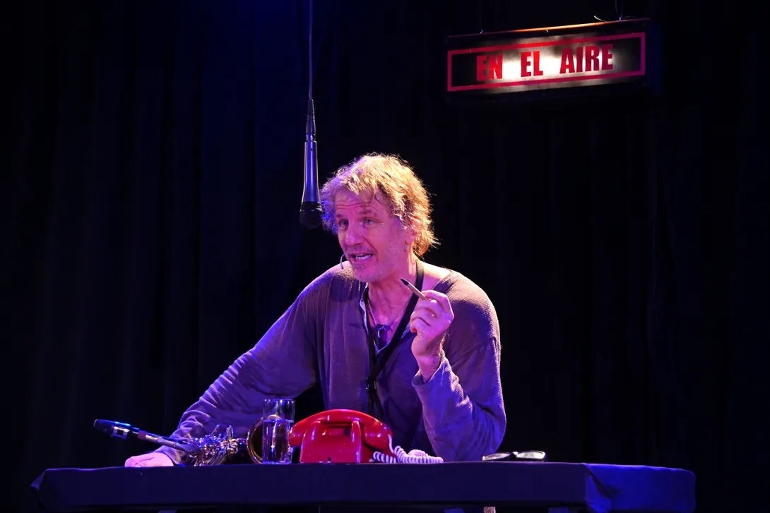 Facundo Arana durante su espectáculo En el Aire en el Teatro Antonio Larreta