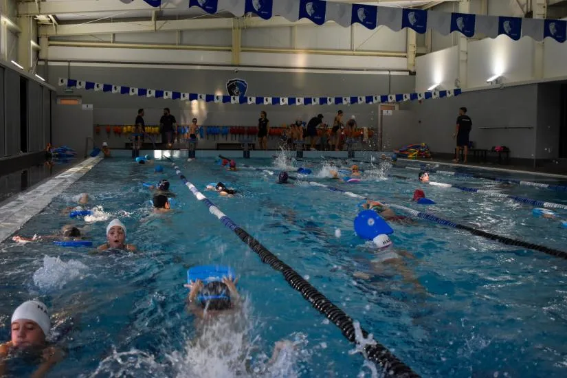 Niños de una escuela de Natación durante una actividad en la piscina