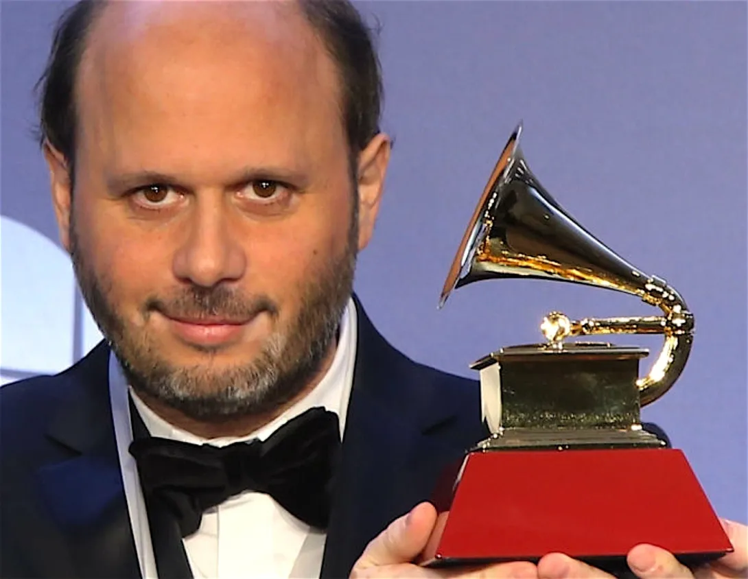 Retrato del pianista Gustavo Casenave junto a un trofeo con forma de gramófono