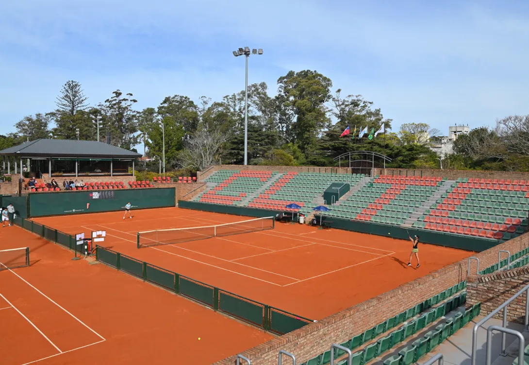 Partido de tenis en el estadio de polvo de ladrillo del Carrasco Lawn Tennis Club